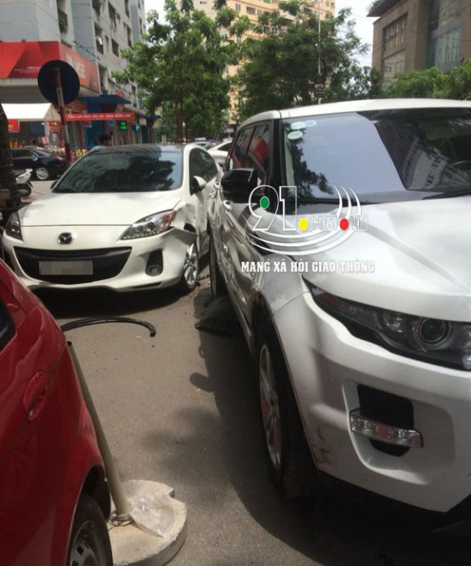 Chiếc Range Rover và Mazda3 va chạm với nhau trên đường Văn Khê