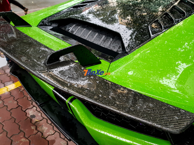 Và cuối cùng là cánh gió đuôi bằng carbon với thiết kế cầu kỳ Và cuối cùng là cánh gió đuôi bằng carbon với thiết kế cầu kỳ