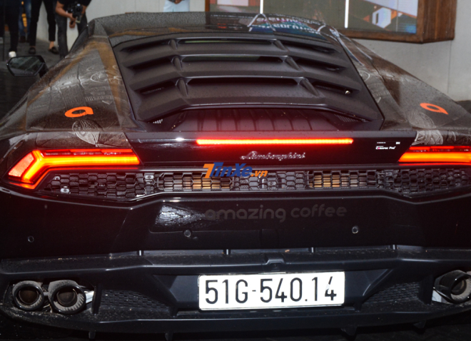 Chiếc Lamborghini Huracan LP610-4 n&agrave;y được bạn của Đ&agrave;m Thu Trang mua ch&iacute;nh h&atilde;ng v&agrave;o cuối năm 2017