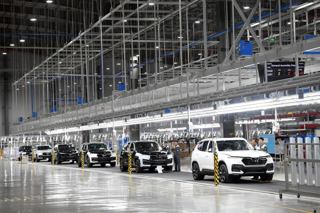 Sau lễ b&agrave;n giao bộ đ&ocirc;i VinFast Lux, gi&aacute; cổ phiếu Vingroup bất ngờ tăng mạnh khiến doanh nghiệp n&agrave;y c&oacute; tỷ lệ vốn h&oacute;a lớn nhất s&agrave;n chứng kho&aacute;n Việt Nam