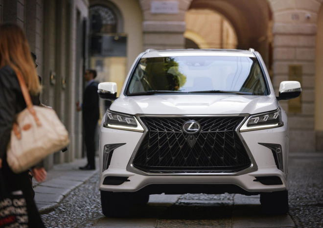 Lexus LX Sport 2020 được trang bị đầu xe ấn tượng hơn bản thường