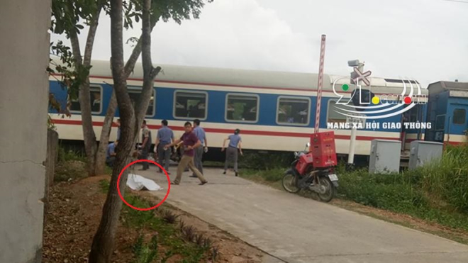 Thi thể nạn nh&acirc;n tại hiện trường vụ tai nạn