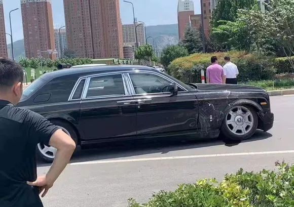 Chi ph&iacute; để sửa chữa lại chiếc Rolls-Royce Phantom n&agrave;y ước t&iacute;nh kh&ocirc;ng dưới 300 triệu đồng