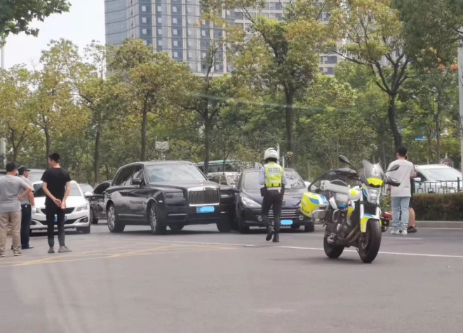 Peugeot 307 xảy ra va quẹt với Rolls-Royce Cullinan