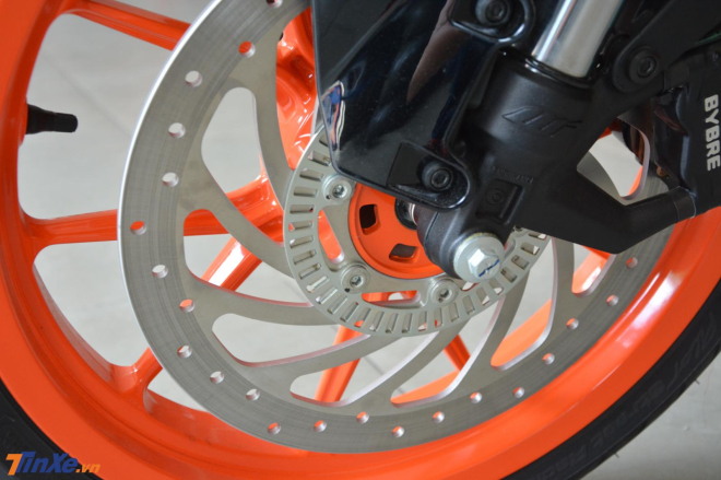 KTM RC 390 phiên bản MotoGP Edition 2019 sử dụng hệ thống phanh đĩa đơn 320 mm phía trước