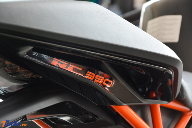 chiếc sportbike cỡ nhỏ KTM RC 390 phiên bản MotoGP Edition 2019 còn có dàn áo ốp đuôi xe sơn màu đen đi kèm logo RC 390 màu cam nổi bật