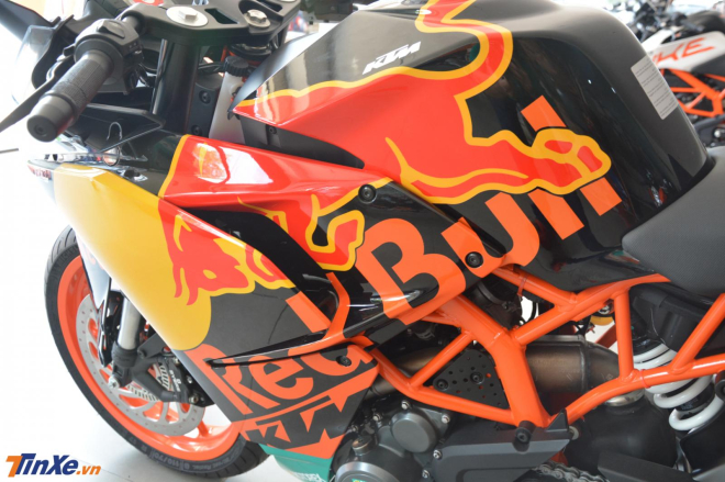 chiếc KTM RC 390 phiên bản đặc biệt MotoGP Edition 2019 có bộ áo mang logo cũng như thương hiệu Red Bull và Motorex