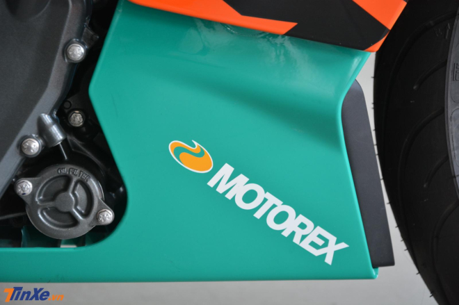 Và màu xanh ngọc xuất hiện khá khiêm tốn đi kèm tên thương hiệu Motorex