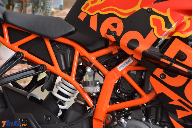 chiếc KTM RC 390 phiên bản MotoGP Edition 2019 vẫn sở hữu bộ khung sườn màu cam