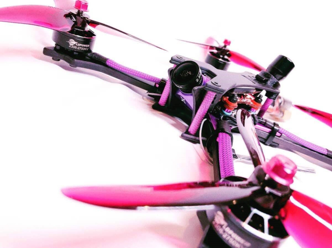 FAI Drone Race là cuộc thi đấu tốc độ cao vượt qua sa hình đầy chướng ngại giữa những mẫu drone được cầm lái bởi người chơi thông qua bộ điều khiển cầm tay và kính 3D ở một khu vực riêng biệt FAI Drone Race là cuộc thi đấu tốc độ cao vượt qua sa hình đầy chướng ngại giữa những mẫu drone được cầm lái bởi người chơi thông qua bộ điều khiển cầm tay và kính 3D ở một khu vực riêng biệt