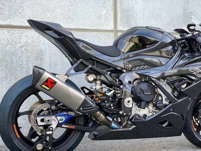 Ngo&agrave;i ra, xe c&ograve;n được trang bị cho m&acirc;m độ OZ Racing c&ugrave;ng lon p&ocirc; Akrapovic Carbon Titan c&ugrave;ng cổ p&ocirc; titan full system gi&uacute;p tăng hiệu suất cho khối động cơ 207 m&atilde; lực n&agrave;y.