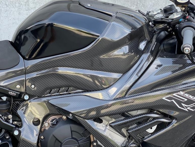 Bộ vỏ b&oacute;ng bẩy v&acirc;n carbon tr&ecirc;n BMW S1000RR 2019 cho c&aacute;i nh&igrave;n rất thu h&uacute;t