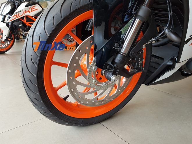 Xe sử dụng phanh đĩa đơn có đường kính 320 mm phía trước Xe sử dụng phanh đĩa đơn có đường kính 320 mm phía trước