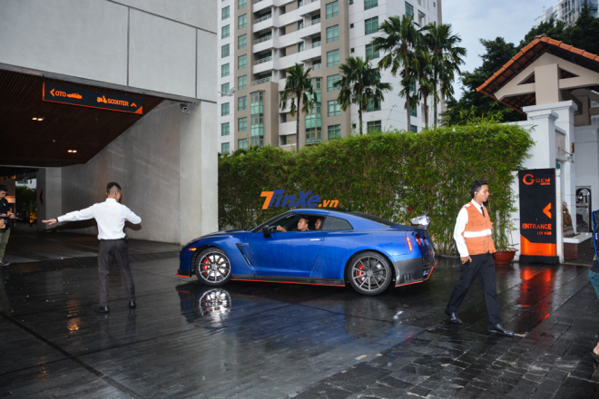 Đội vệ sĩ hướng dẫn người lái chiếc Nissan GT-R độ body kit Nismo vào bãi đỗ xe Đội vệ sĩ hướng dẫn người lái chiếc Nissan GT-R độ body kit Nismo vào bãi đỗ xe