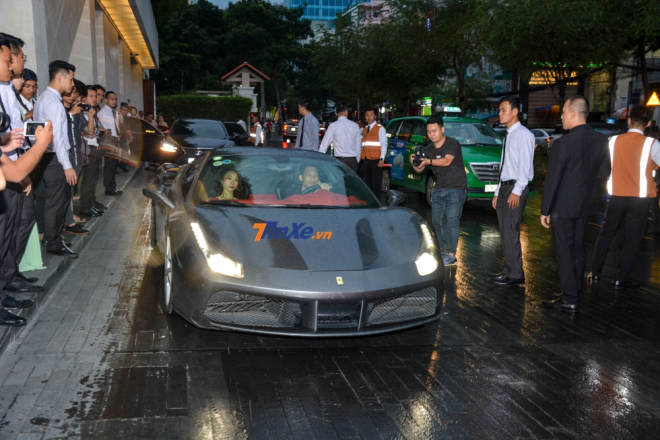 Ferrari 488 GTB màu xám đến dự đám cưới của Cường Ferrari 488 GTB màu xám đến dự đám cưới của Cường Đô-la cùng Rolls-Royce Ghost