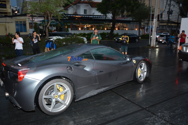 Nhưng sau khi bị từ chối đỗ vị trí VIP, chủ xe lái chiếc Ferrari 488 GTB đi tìm các thành viên Car Passion để họp mặt Nhưng sau khi bị từ chối đỗ vị trí VIP, chủ xe lái chiếc Ferrari 488 GTB đi tìm các thành viên Car Passion để họp mặt