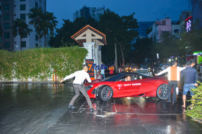 Đội vệ sĩ hoạt động hết công sức khi đoàn Car Passion đến Đội vệ sĩ hoạt động hết công sức khi đoàn Car Passion đến