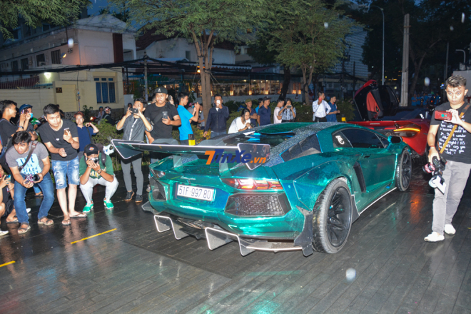 Đám đông vây quanh đuôi siêu xe Lamborghini Aventador Limited Edition 50 để xem chủ nhân nẹt pô Đám đông vây quanh đuôi siêu xe Lamborghini Aventador Limited Edition 50 để xem chủ nhân nẹt pô khạc lửa