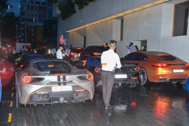 Đội điều phối xe hướng dẫn người lái siêu xe Ferrari 488 GTB độ Liberty Walk vào chỗ đỗ Đội điều phối xe hướng dẫn người lái siêu xe Ferrari 488 GTB độ Liberty Walk vào chỗ đỗ