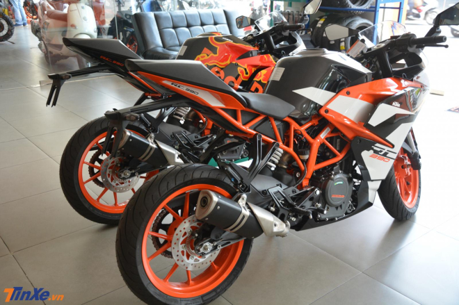 Ốp dàn áo phía đuôi xe của KTM RC 390 và KTM RC 390 phiên bản MotoGP Edition 2019 cũng có sự khác nhau cơ bản Ốp dàn áo phía đuôi xe của KTM RC 390 và KTM RC 390 phiên bản MotoGP Edition 2019 cũng có sự khác nhau cơ bản