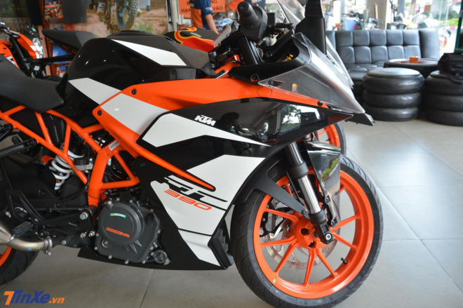 Dàn áo 2 bên quây của chiếc KTM RC 390 Dàn áo 2 bên quây của chiếc KTM RC 390