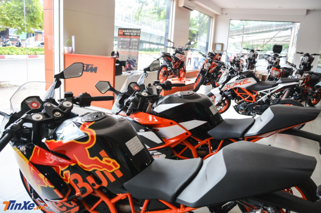 Chiếc KTM RC 390 phiên bản đặc biệt MotoGP Edition 2019 có bộ áo mang logo cũng như thương hiệu Red Bull và Motorex Chiếc KTM RC 390 phiên bản đặc biệt MotoGP Edition 2019 có bộ áo mang logo cũng như thương hiệu Red Bull và Motorex