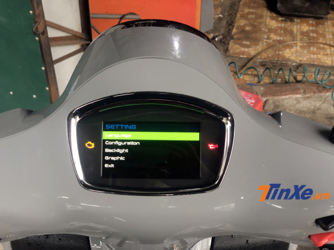 M&agrave;n h&igrave;nh LCD hiển thị đa th&ocirc;ng tin v&agrave; kết nối th&ocirc;ng minh của Vespa GTS SuperTech 300HPE.