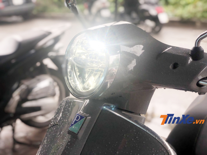 Hệ thống đ&egrave;n chiếu s&aacute;ng LED hai tầng tr&ecirc;n Vespa GTS SuperTech 300HPE mang lại d&aacute;ng vẻ hiện đại cho mẫu xe n&agrave;y.