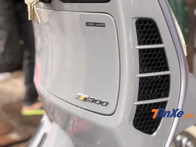 Khe tho&aacute;t gi&oacute; b&ecirc;n h&ocirc;ng của Vespa GTS SuperTech 300HPe cũng được thay đổi thiết kế sang dạng tổ ong.