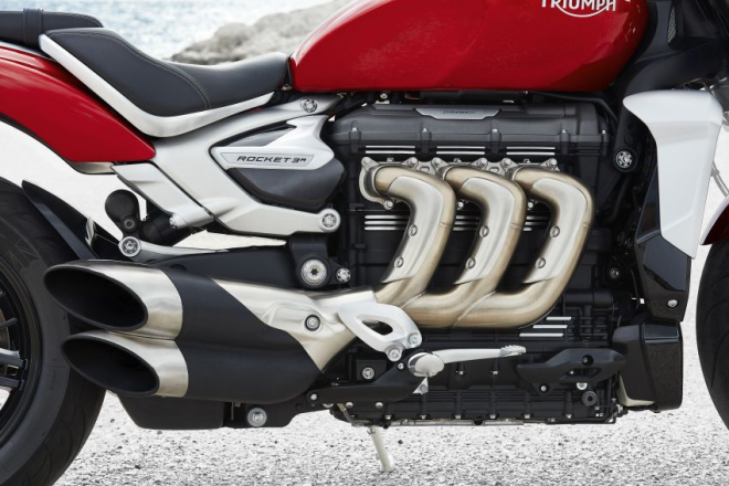 Khối động cơ 3 xylanh 2.500 cc tr&ecirc;n Triumph Rocket III