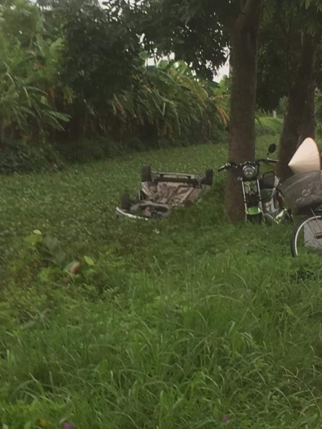 Chiếc taxi lật ngửa dưới mương nước b&ecirc;n đường