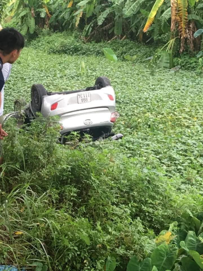 Chiếc taxi n&agrave;y đ&atilde; va chạm với một phương tiện kh&aacute;c rồi rơi xuống mương