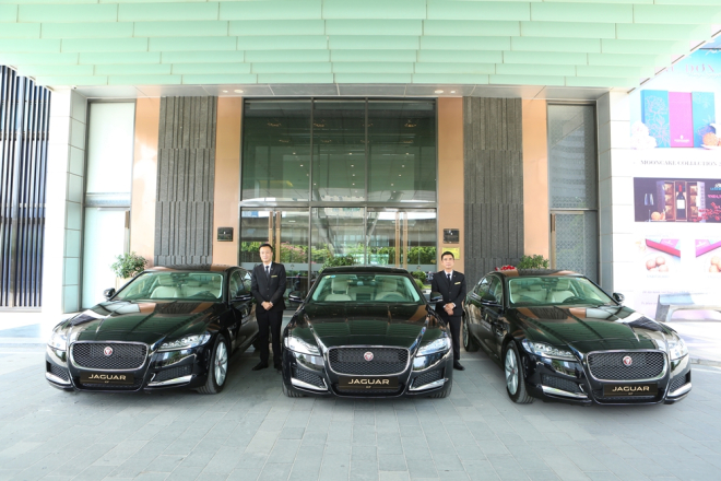 3 chiếc Jaguar XF Prestige c&oacute; tổng gi&aacute; trị hơn 8 tỷ đồng mới được Jaguar Việt Nam b&agrave;n giao cho kh&aacute;ch sạn 5 sao tại H&agrave; Nội