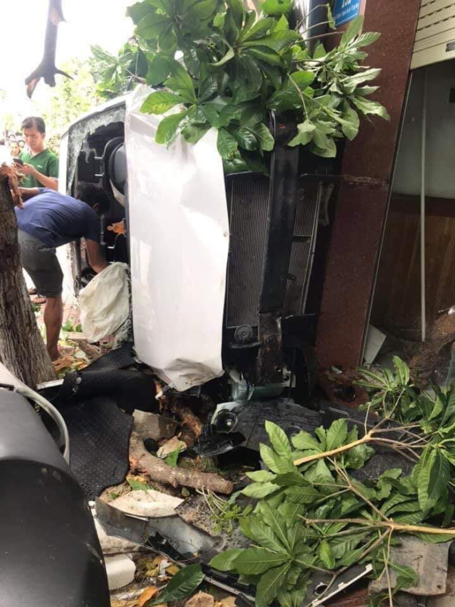 Phần đầu của chiếc &ocirc; t&ocirc; con biến dạng ho&agrave;n to&agrave;n