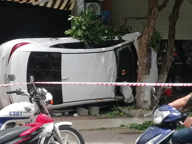 T&uacute;i kh&iacute; b&ecirc;n trong chiếc &ocirc; t&ocirc; con đ&atilde; nổ