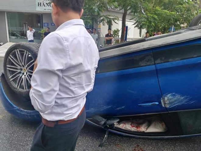 T&uacute;i kh&iacute; b&ecirc;n trong chiếc Porsche Macan bung ra