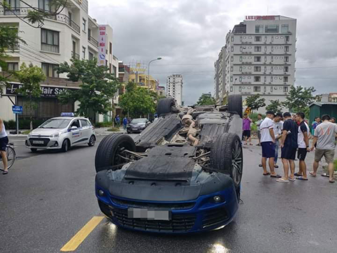 Phần n&oacute;c của chiếc Porsche Macan bị biến dạng