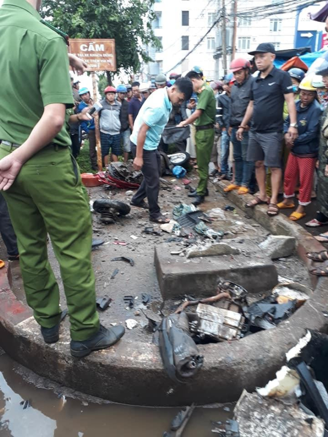 Nhiều chiếc xe m&aacute;y nằm la liệt tại hiện trường