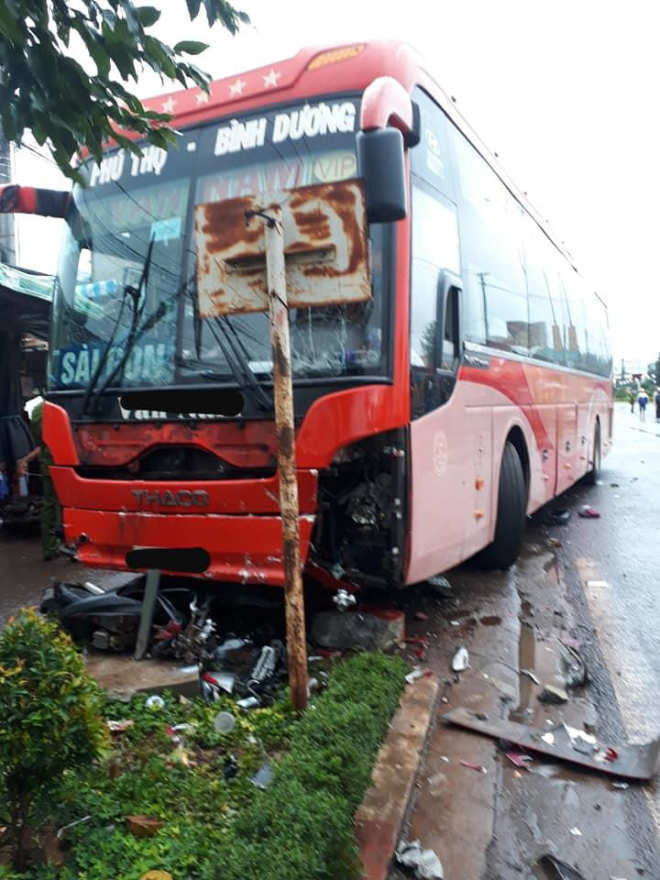 Chiếc &ocirc; t&ocirc; kh&aacute;ch hư hỏng nặng phần đầu