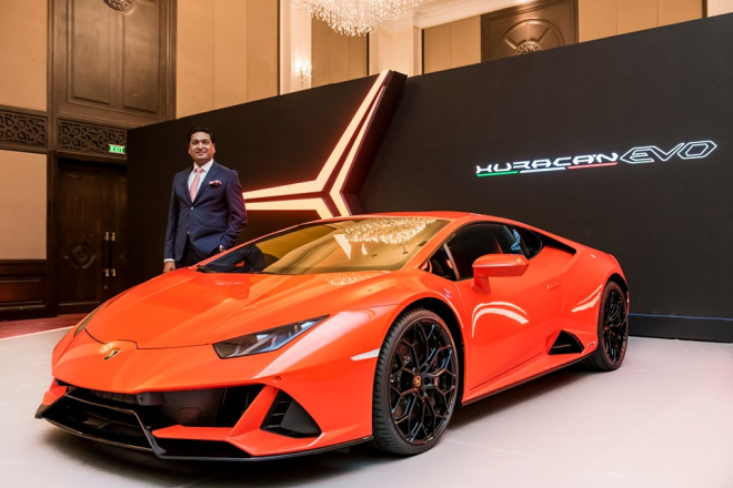 &Ocirc;ng Sharad Agarwal, Chủ tịch Lamborghini ở Ấn Độ v&agrave; Gi&aacute;m đốc tiếp thị trong buổi ra mắt si&ecirc;u xe Lamborghini Huracan Evo ở Campuchia