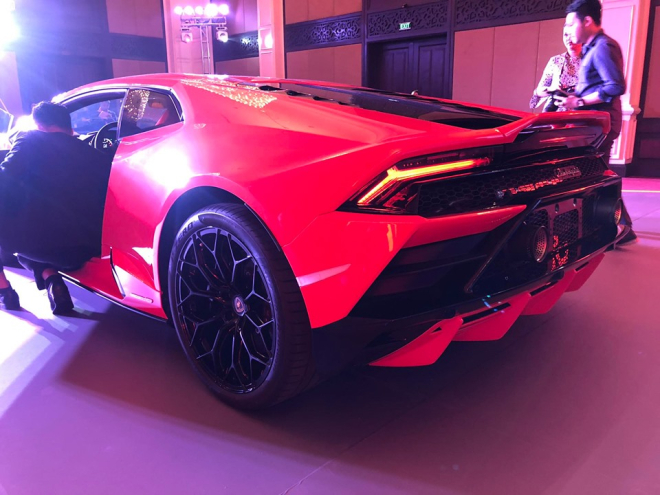 Lamborghini Huracan EVO 2020 c&oacute; gi&aacute; khởi điểm hơn 6 tỷ đồng tại nước ngo&agrave;i