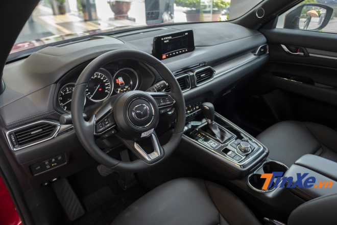 Nội thất b&ecirc;n trong Mazda CX-8 mang hơi hướng cao cấp nhờ v&agrave;o những chi tiết như da Nappa, t&aacute;p-l&ocirc; ốp gỗ,...