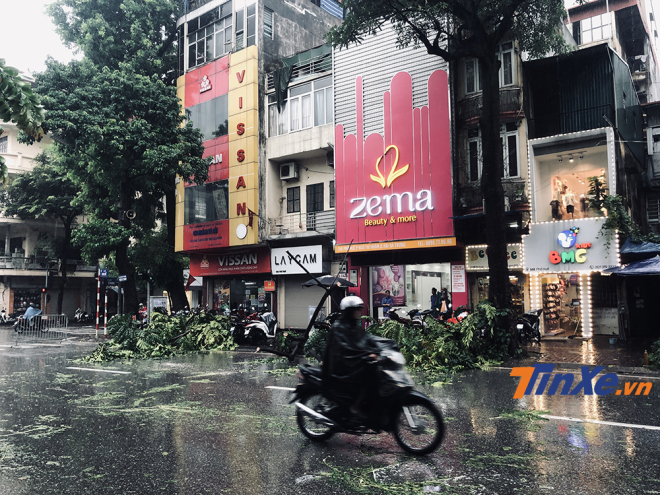Bão Wipha suy yếu thành áp thấp nhiệt đới nhưng vẫn để lại hậu quả cho khu vực Hà Nội. Bão Wipha suy yếu thành áp thấp nhiệt đới nhưng vẫn để lại hậu quả cho khu vực Hà Nội.
