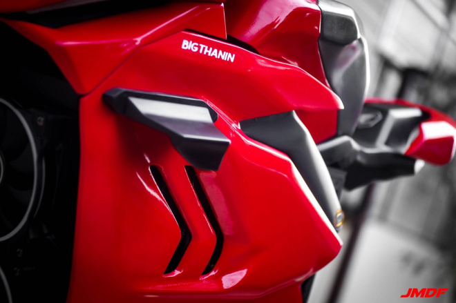 C&aacute;nh gi&oacute; v&agrave; lỗ th&ocirc;ng gi&oacute; kho&eacute;t tr&ecirc;n nắp Case ho&agrave;n to&agrave;n m&ocirc; phỏng đ&uacute;ng với chiếc Ducati Panigale V4R thực thụ