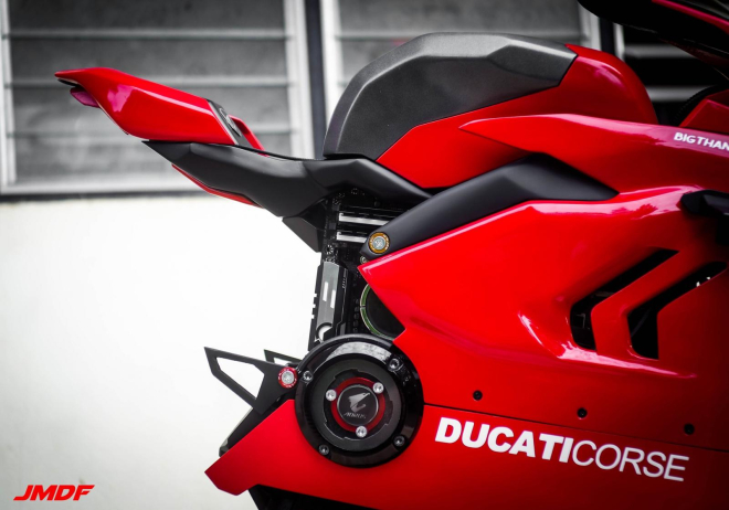 Chiếc Case m&aacute;y t&iacute;nh thực sự như một chiếc Ducati Panigale V4R thu nhỏ với đầy đủ c&aacute;c bộ phận như y&ecirc;n xe, b&igrave;nh xăng, yếm xe v&agrave; bộ ly hợp