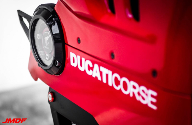 Logo t&ecirc;n Ducati Corse ở dưới ốp h&ocirc;ng của chiếc Case m&aacute;y t&iacute;nh