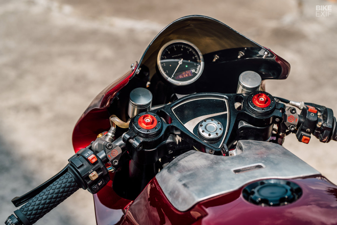 Trên đó, bộ ghi đông clip on cùng chảng ba hoàn toàn mới được cắt CNC theo Logo của Ducati tuyệt đẹp được đặt ở trung tâm khu vực điều khiển. Đồng hồ tròn cổ điển kết hợp Analog và điện tử được sử dụng gọn gàng dưới kính gió của chiếc Sport Classic.