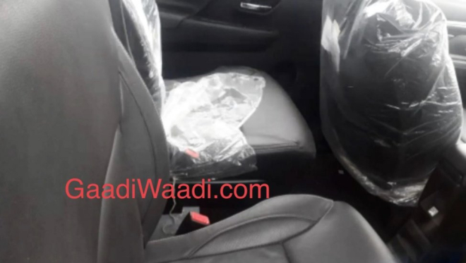 2 ghế độc lập ở giữa xe được trang bị ti&ecirc;u chuẩn cho Suzuki XL6 2019