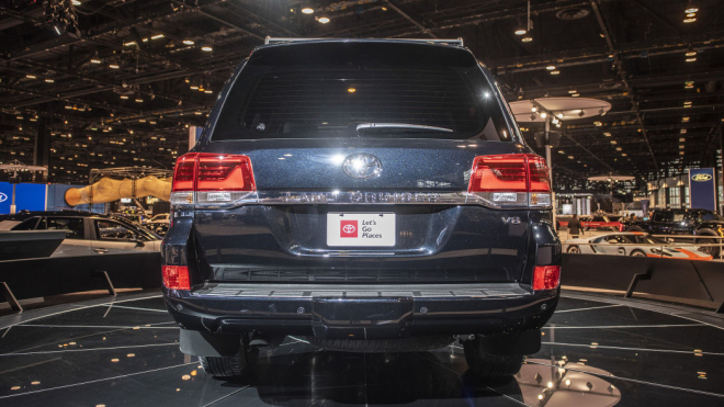Động cơ của Toyota Land Cruiser Heritage Edition 2020 giống hệt bản thường