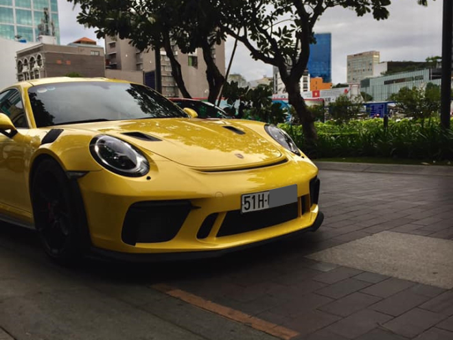 Xe mang m&agrave;u sơn v&agrave;ng Racing nổi bật